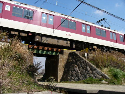 小さな鉄橋を渡る大型電車